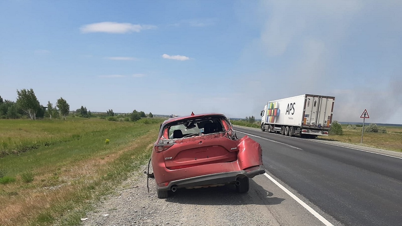 Фура улетела в кювет, столкнувшись с легковым автомобилем, в Челябинской области