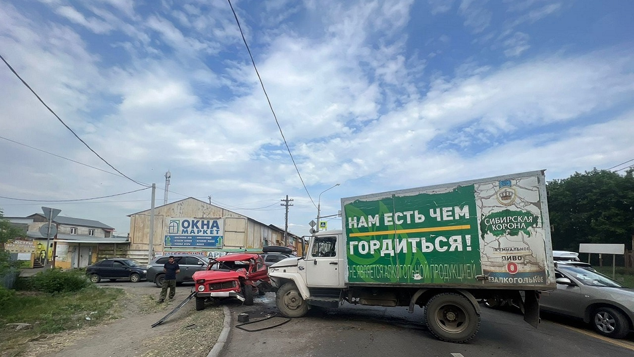 Водитель погиб в тройном ДТП с грузовиком в Челябинской области Водитель погиб в тройном ДТП с грузовиком в Челябинской области