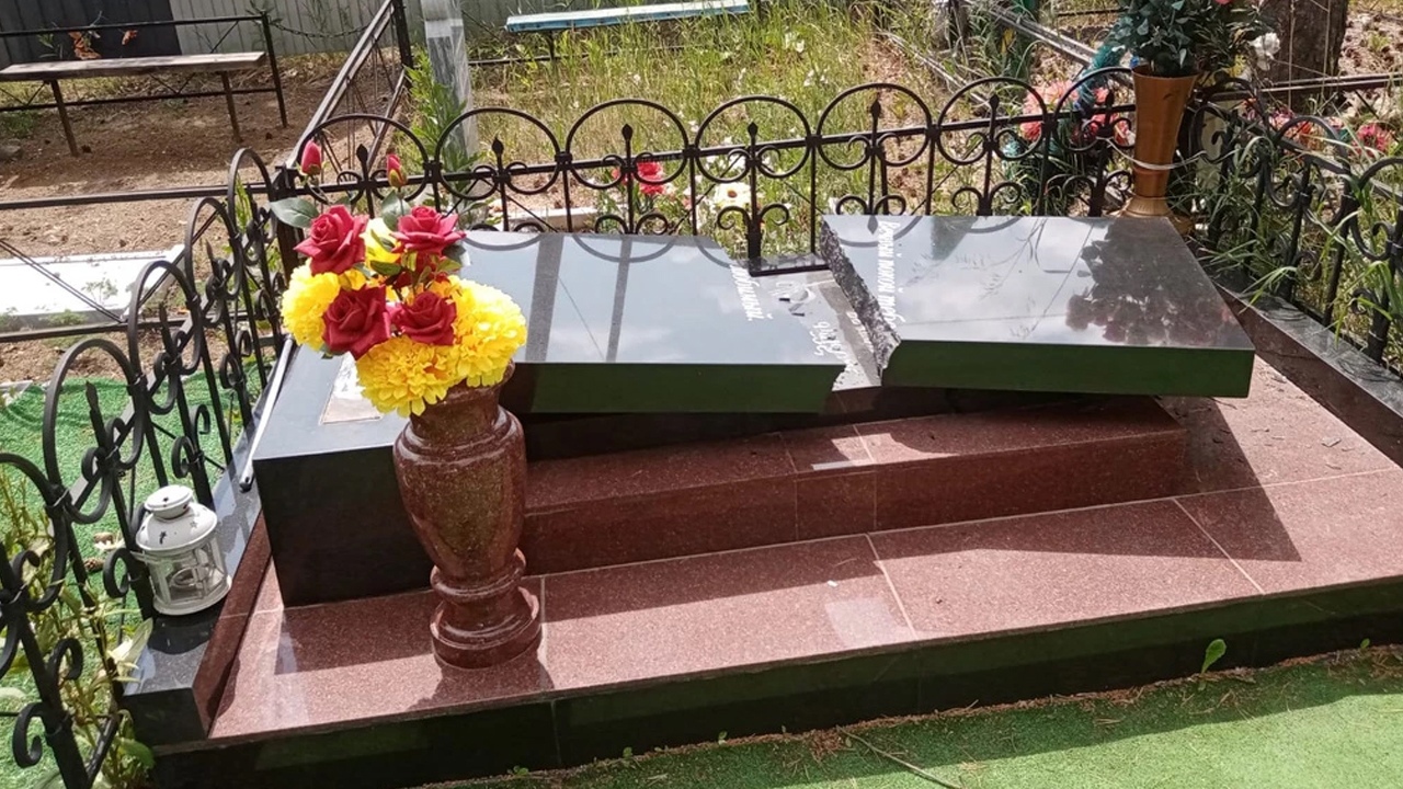 Вандалы разгромили десятки памятников на кладбище в Челябинске