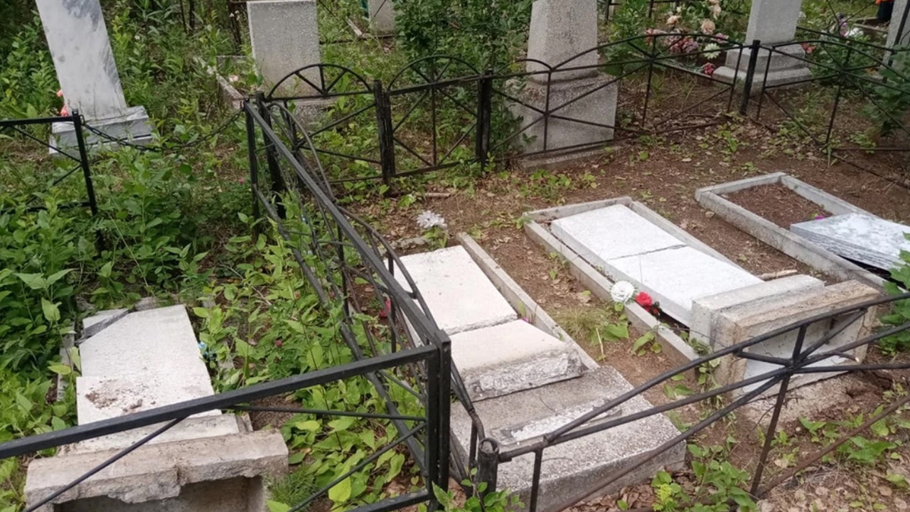 В Челябинске задержан подозреваемый в разгроме памятников на кладбище