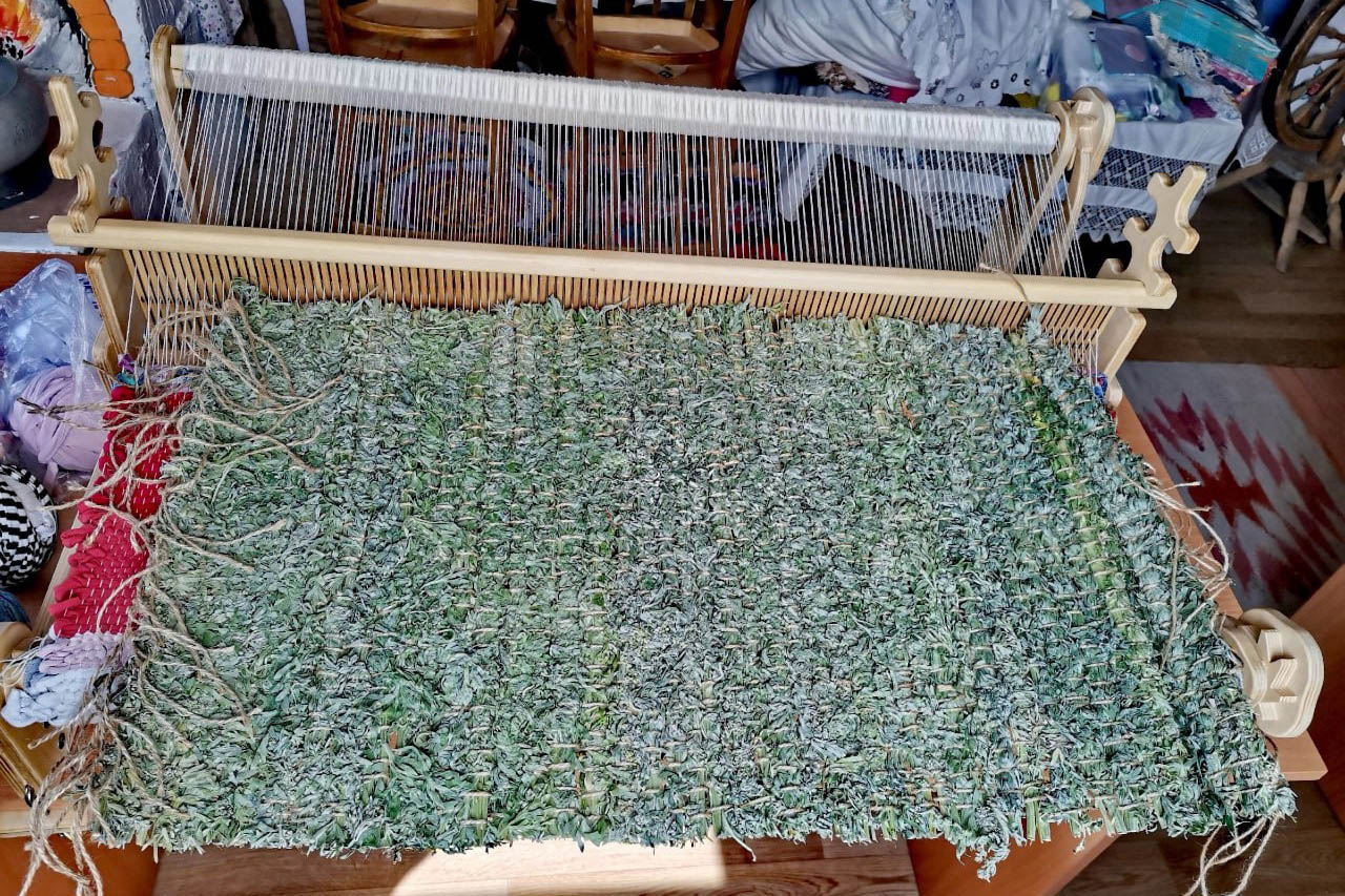 Жительница Челябинской области создает тканые коврики из ароматных трав