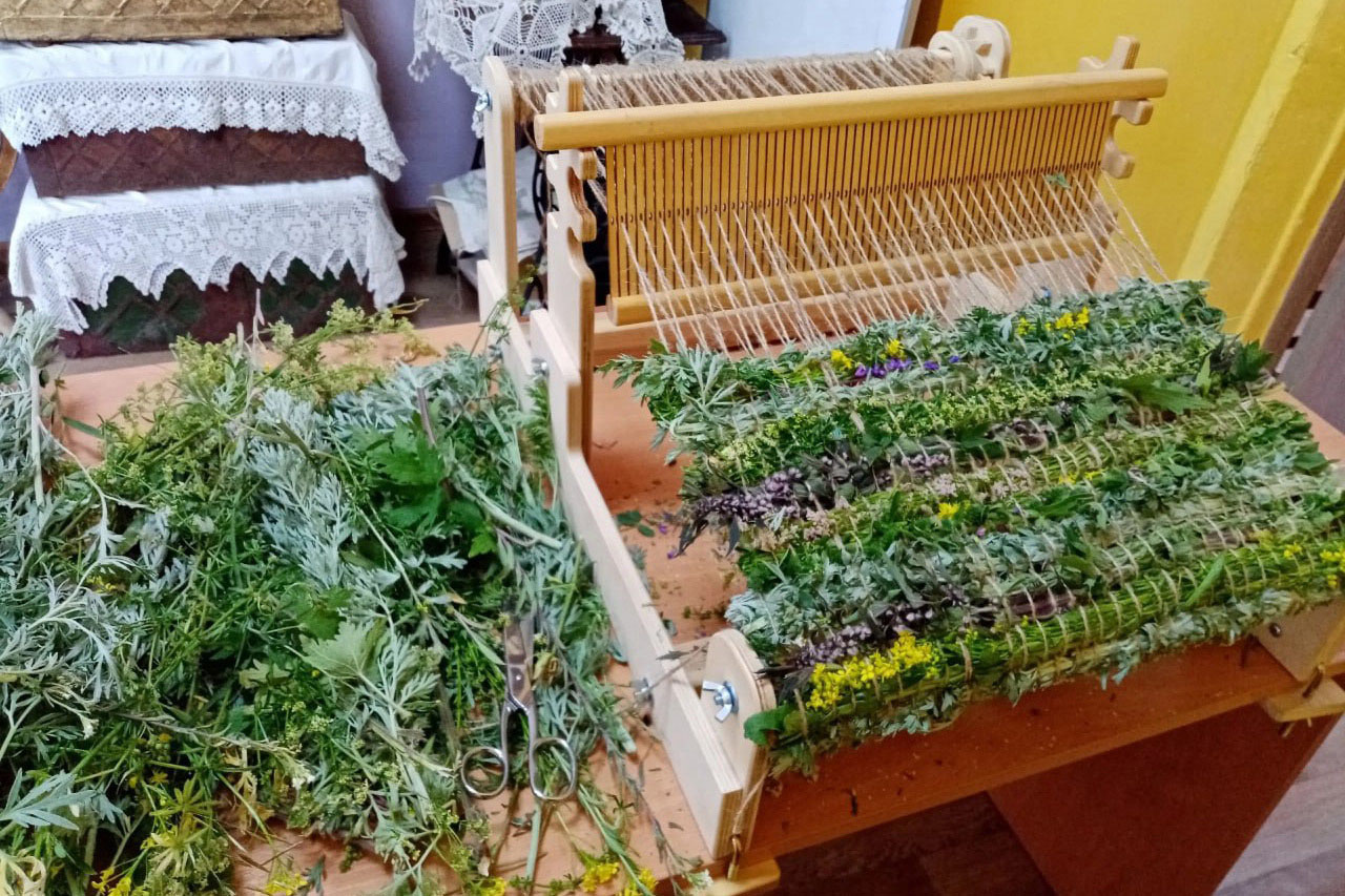 Жительница Челябинской области создает тканые коврики из ароматных трав