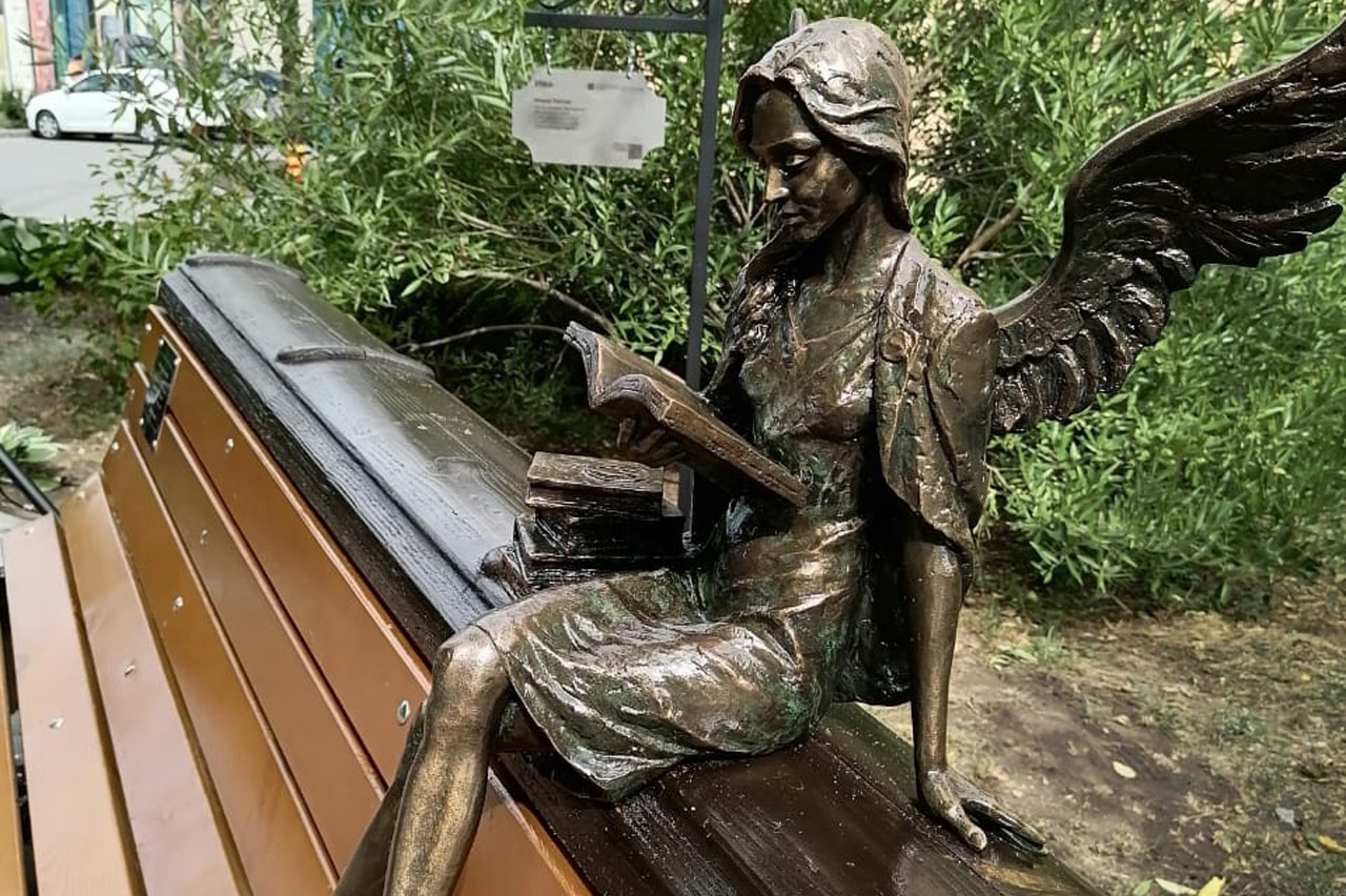 Окрыленная чтением: скамейка со скульптурой ангела появилась в Челябинске