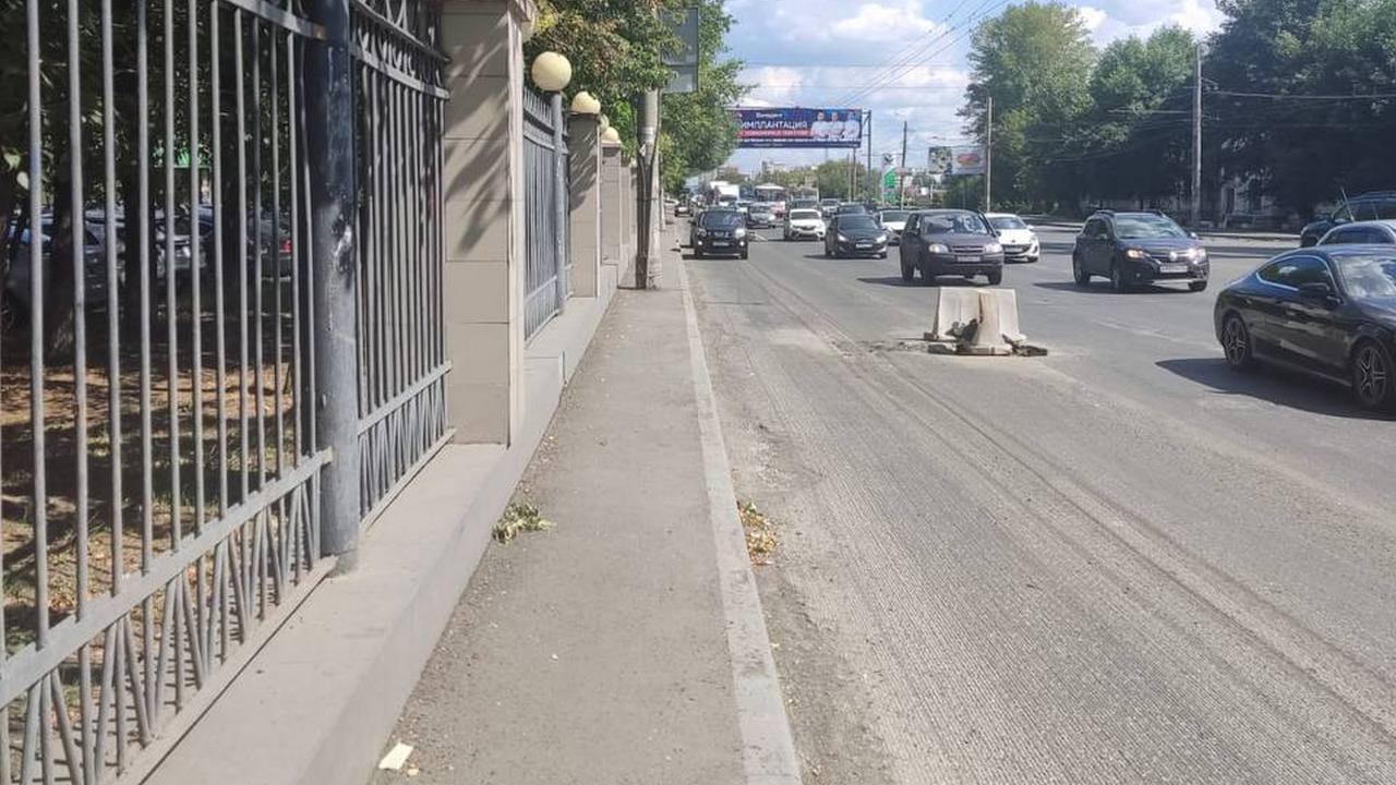 У областной больницы в Челябинске расширят тротуар