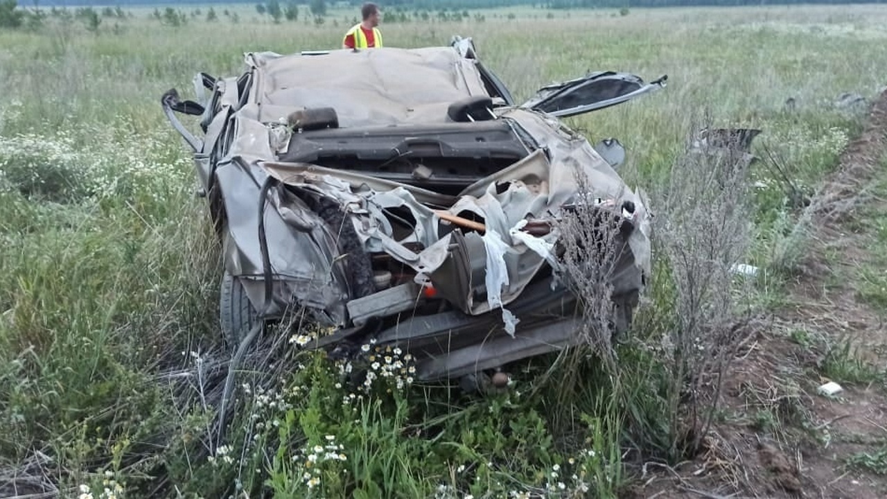 Два автомобиля опрокинулись в кювет в Челябинской области