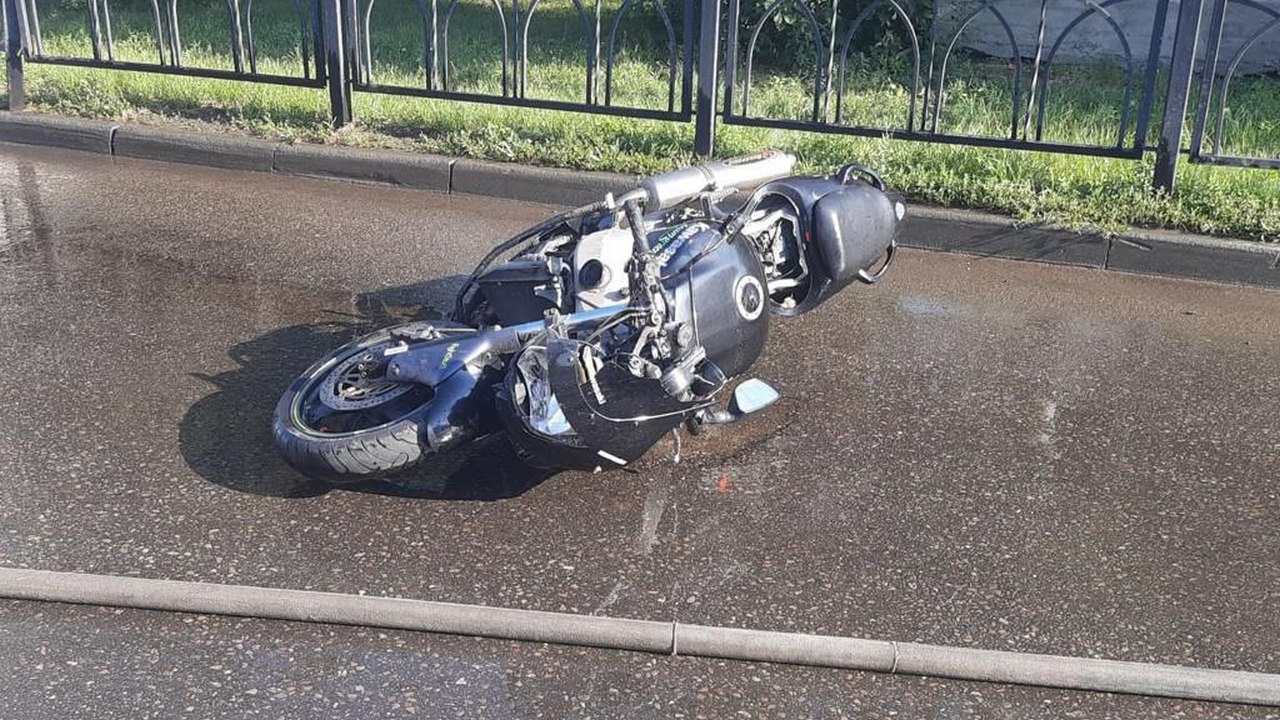 В Магнитогорске мотоциклиста занесло на повороте: водитель в больнице