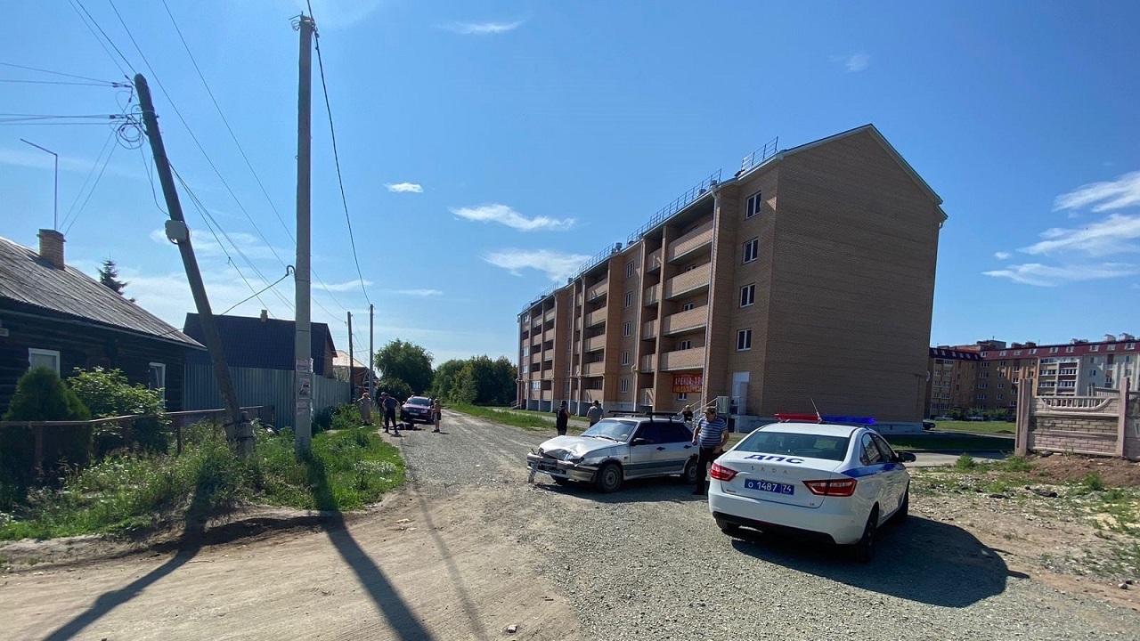 Двое подростков пострадали в аварии с мотоциклом под Челябинском Двое подростков пострадали в аварии с мотоциклом под Челябинском