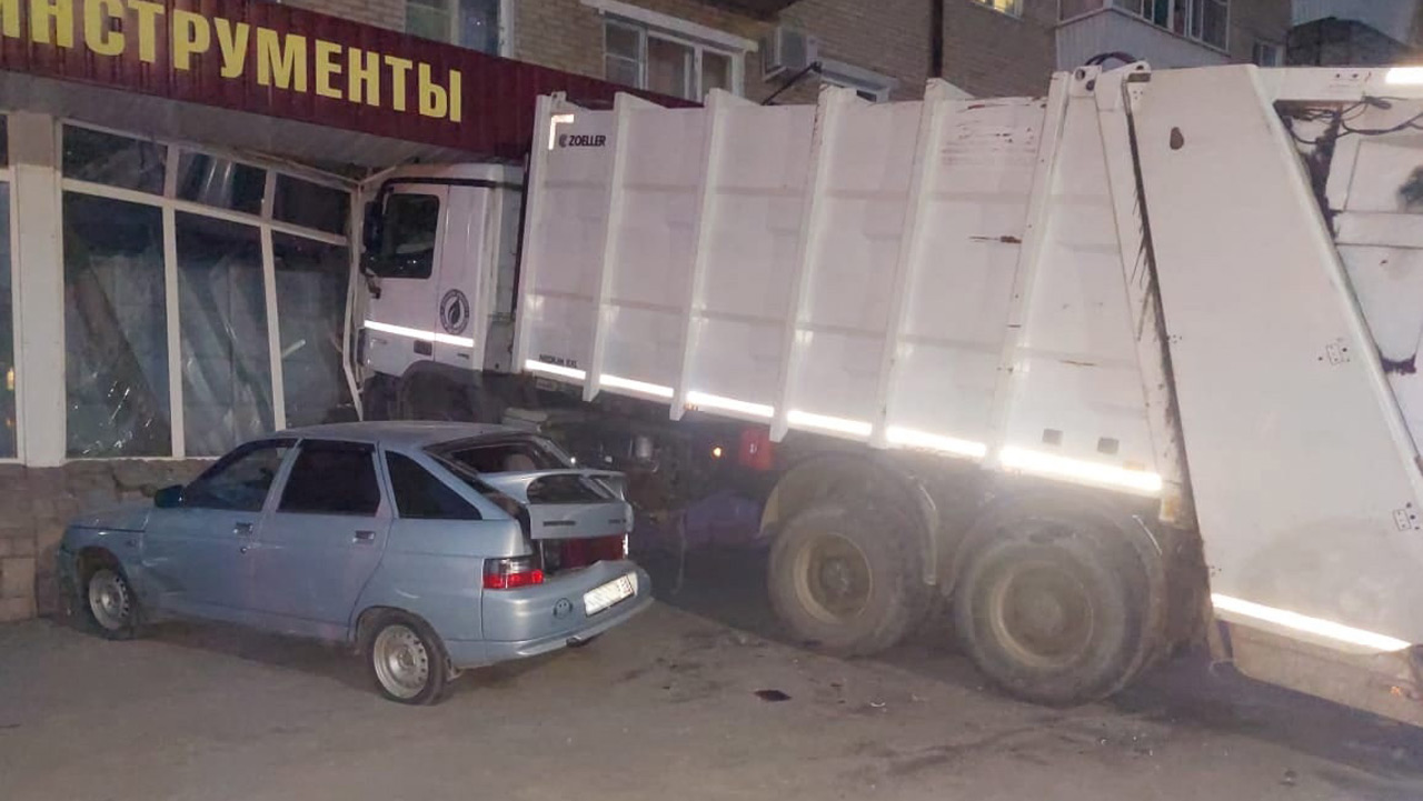 Мусоровоз протаранил витрину магазина в Челябинской области