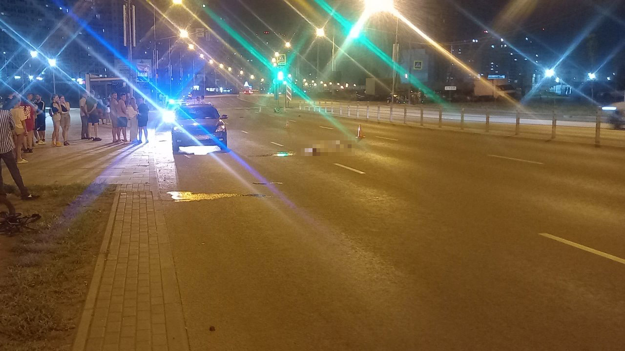 Автомобиль насмерть сбил курьера на велосипеде в Челябинске