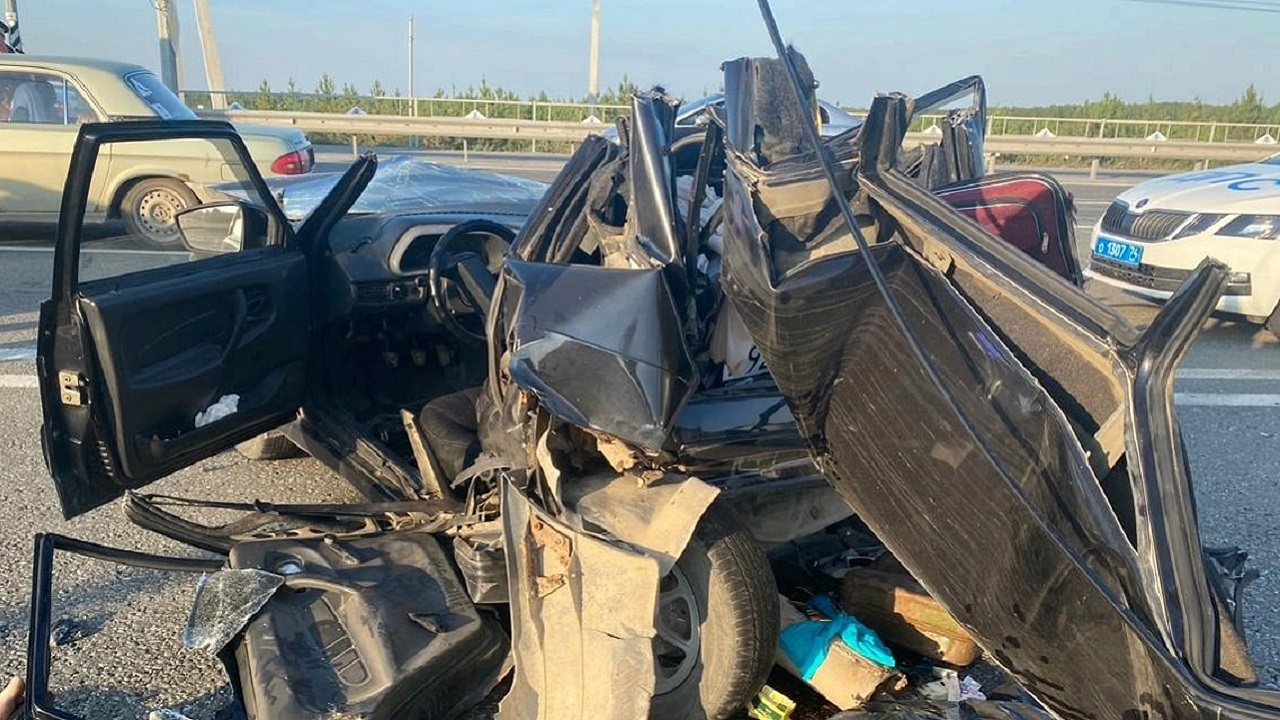 Фура протаранила легковой автомобиль в Челябинской области, есть погибший