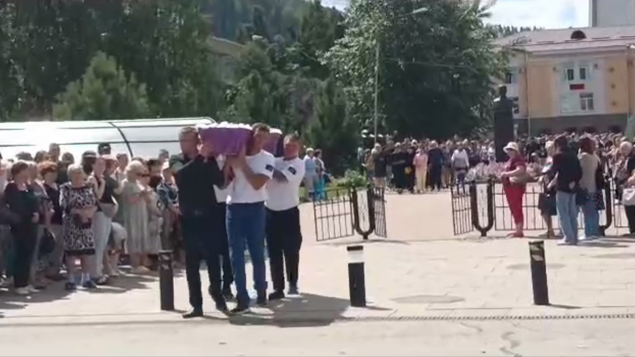 В Челябинской области попрощались с убитой школьницей