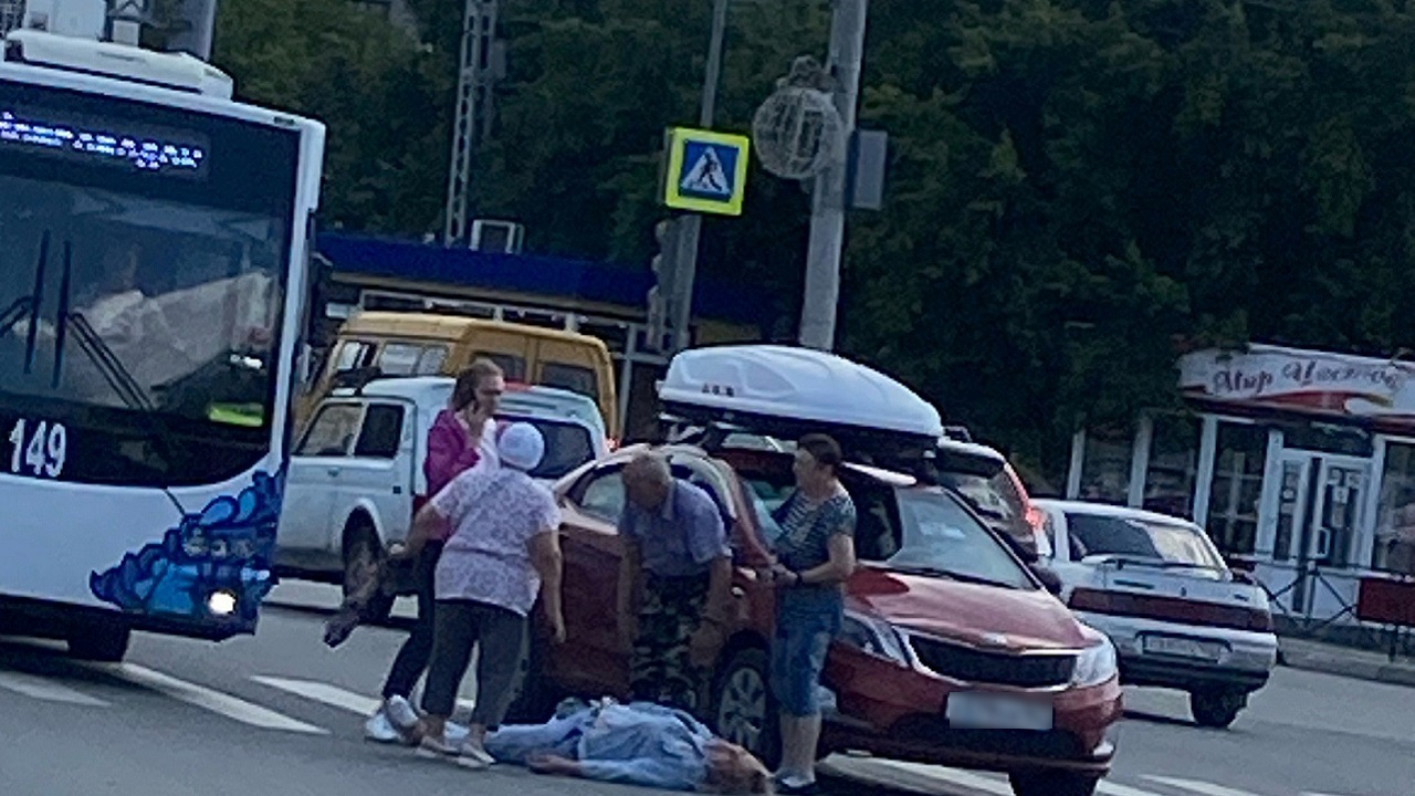 Женщина попала под колеса автомобиля в Челябинской области ВИДЕО
