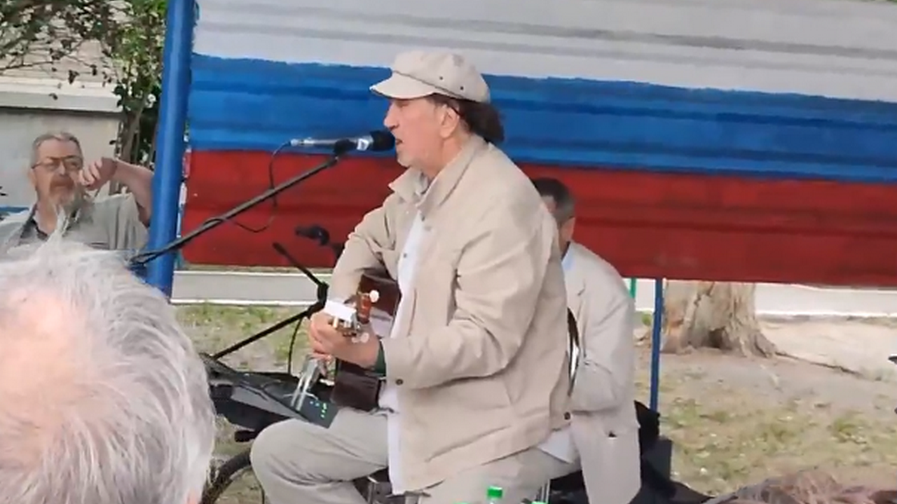 Известный бард Олег Митяев дал концерт во дворе своего детства в Челябинске
