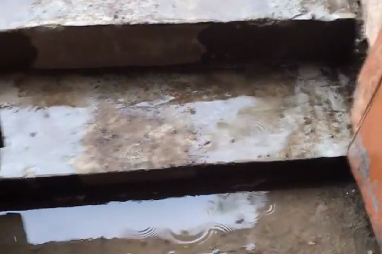 Многоквартирный дом затопило ливневыми стоками в Челябинской области