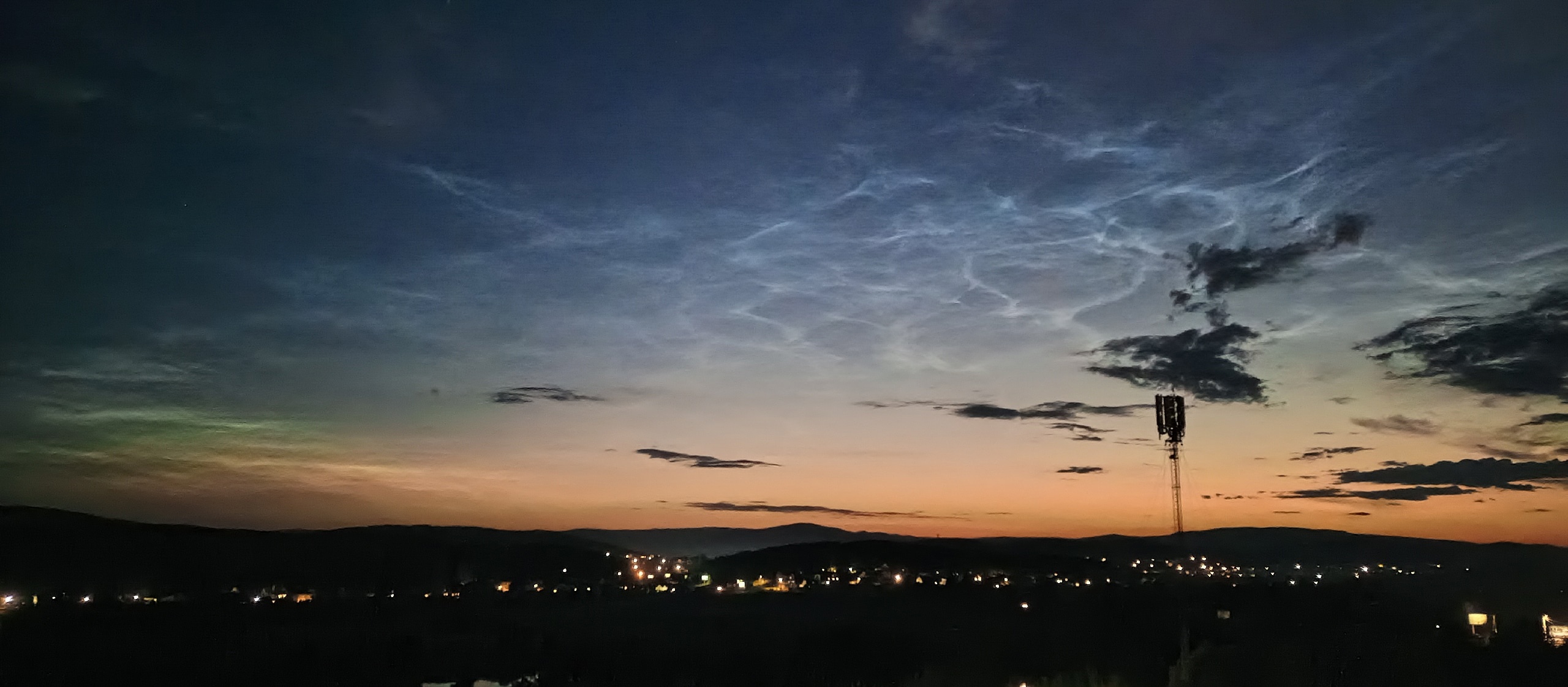 Серебристые облака засветились в небе над Челябинской областью 