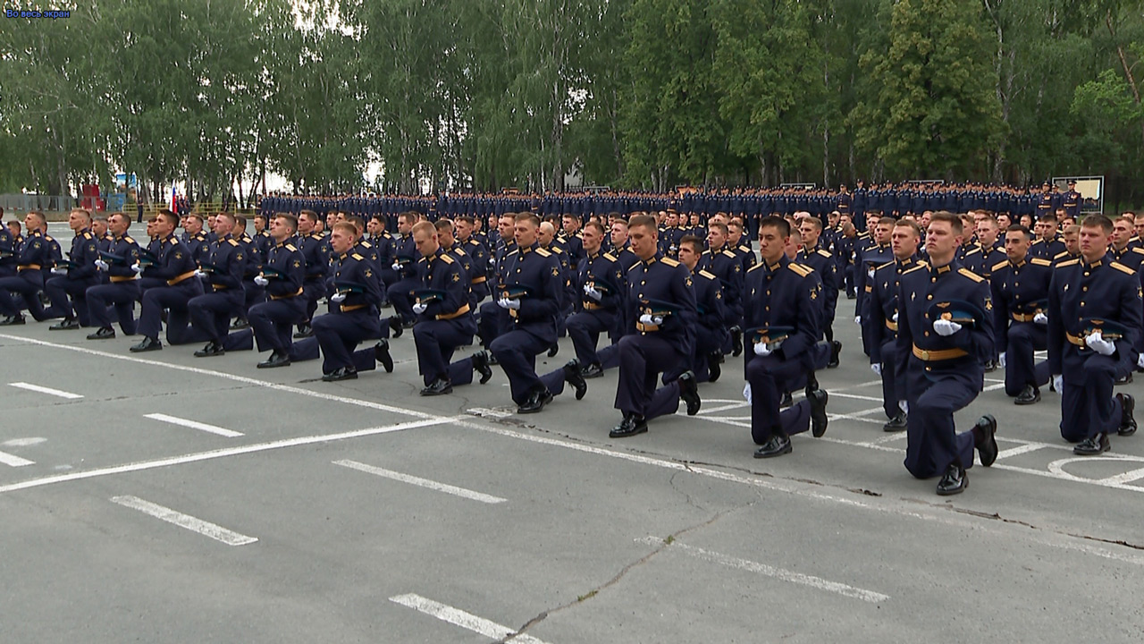 Более 200 лейтенантов выпустились из Челябинского училища штурманов