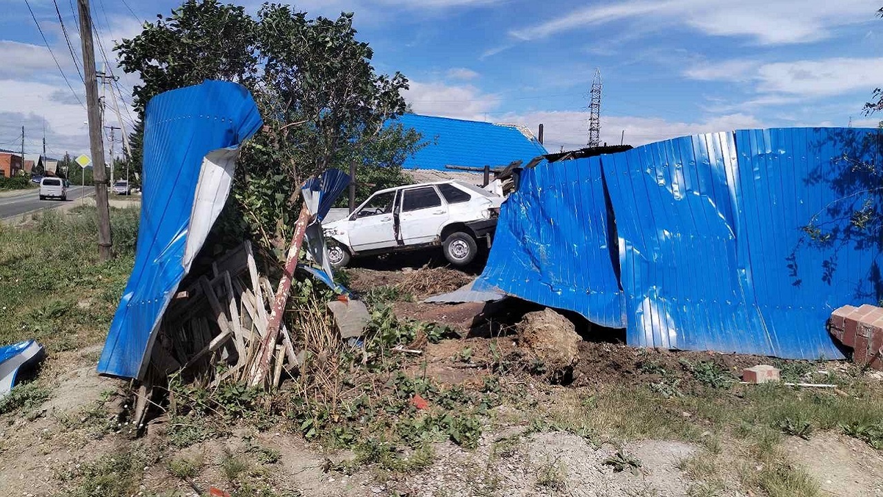 Мчался к любимой:  водитель снес забор в Челябинской области