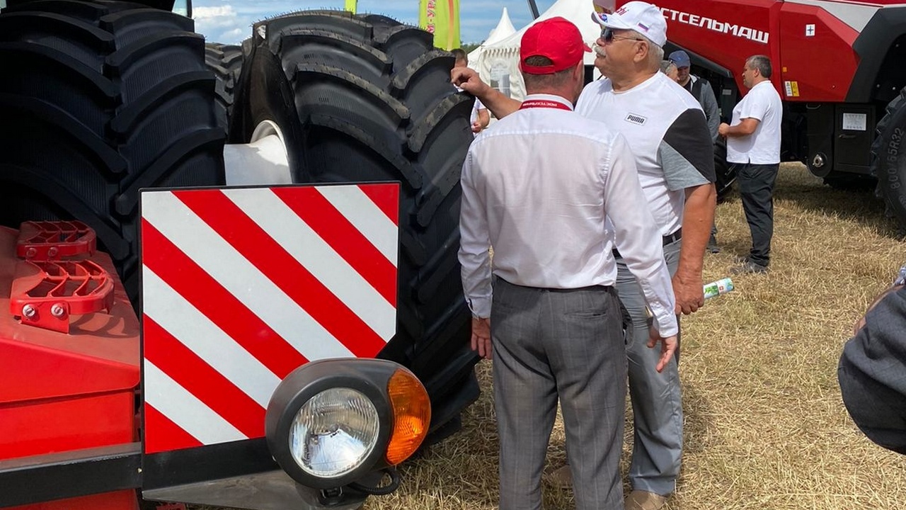Современные комбайны и тракторы представили на Дне поля в Челябинской области