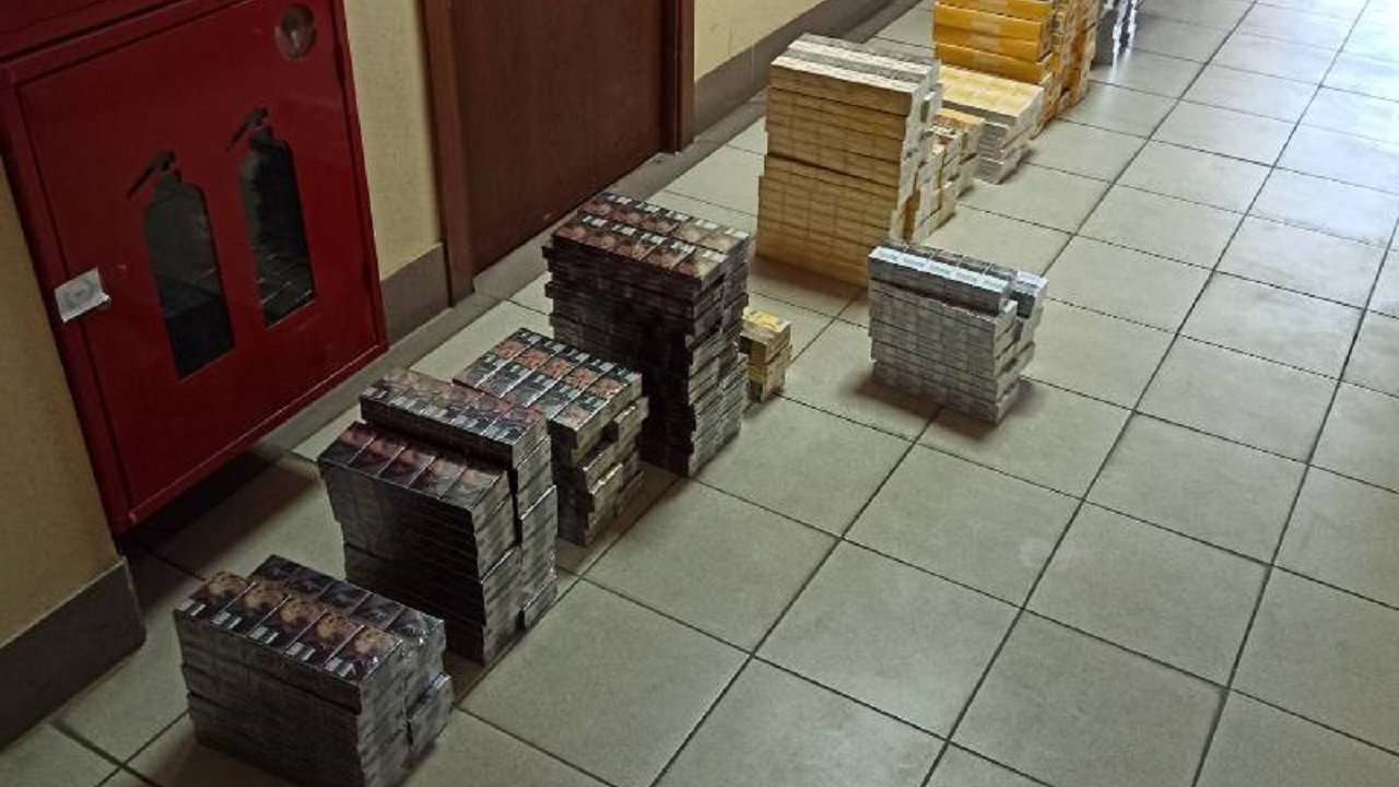 В машине у жителя Челябинской области обнаружили почти 2 тысячи пачек нелегальных сигарет