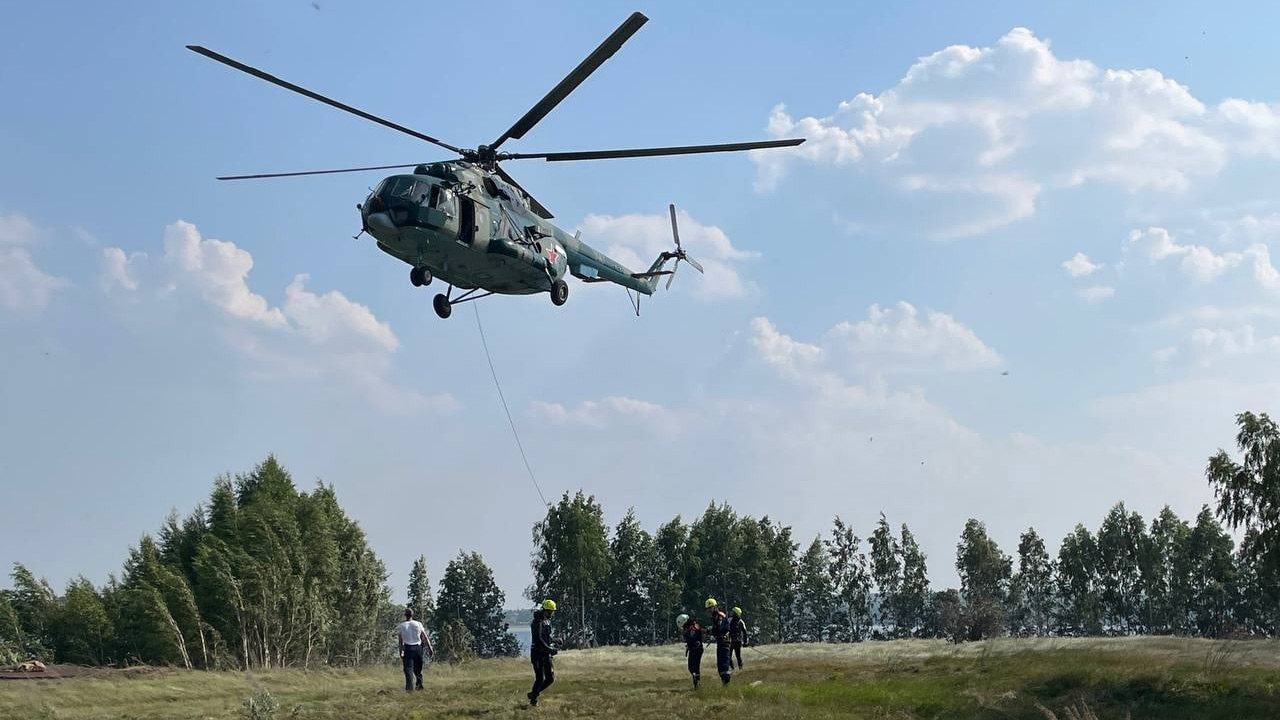 Спасатели в Челябинской области отработали навыки спуска с вертолета