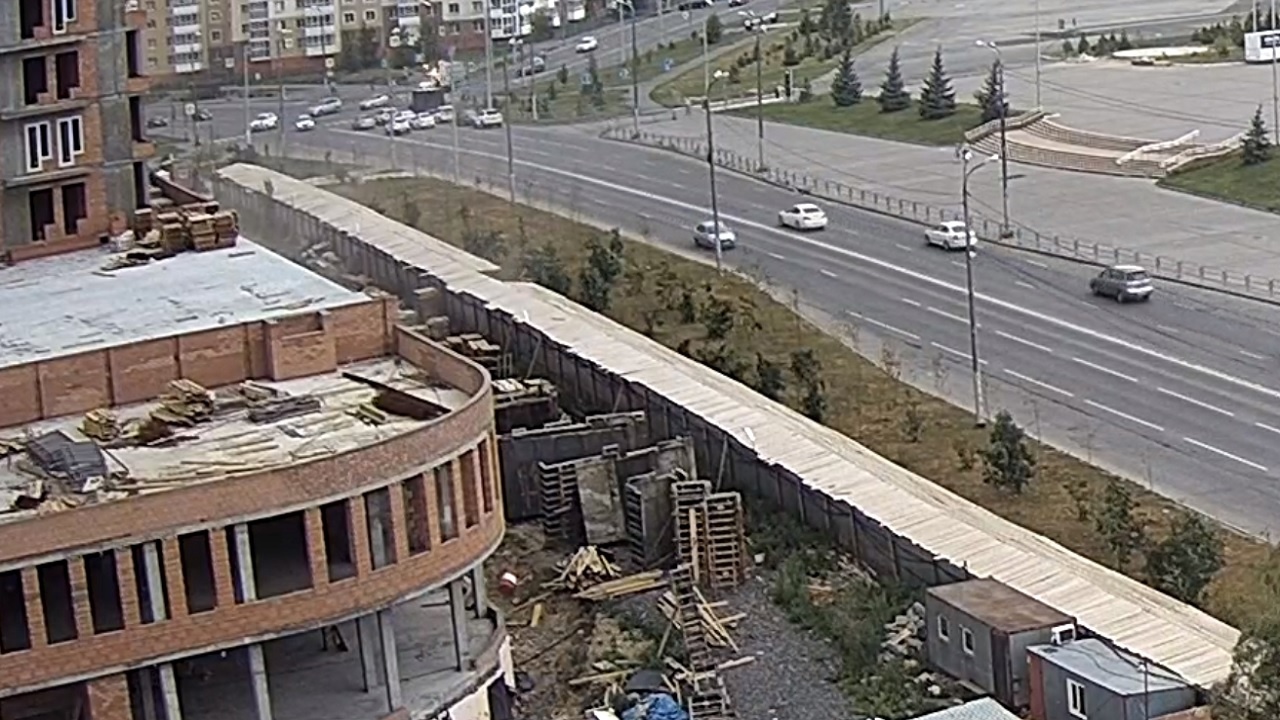 На стройке в Челябинске с высоты сорвалась арматура На стройке в Челябинске с высоты сорвалась арматура