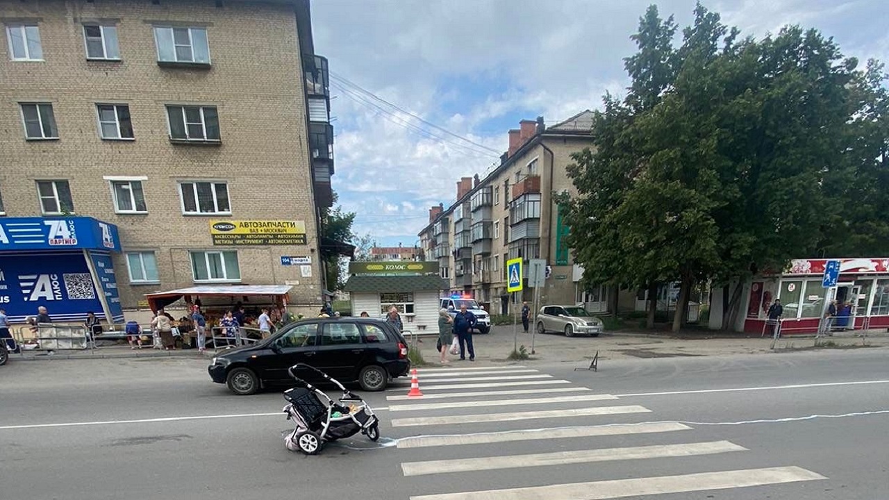 Женщину с коляской сбили в Челябинской области, ребенок пострадал