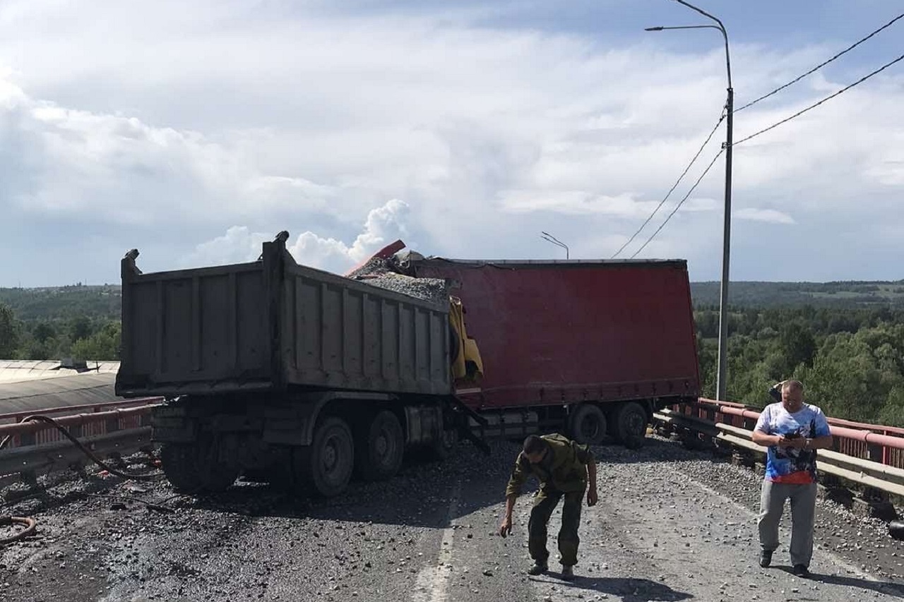 Из-за ДТП с двумя грузовиками в Челябинской области перекрыли трассу М5