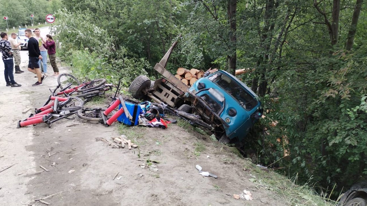 Лесовоз врезался в автомобиль со спортсменами в Челябинской области, есть пострадавшие