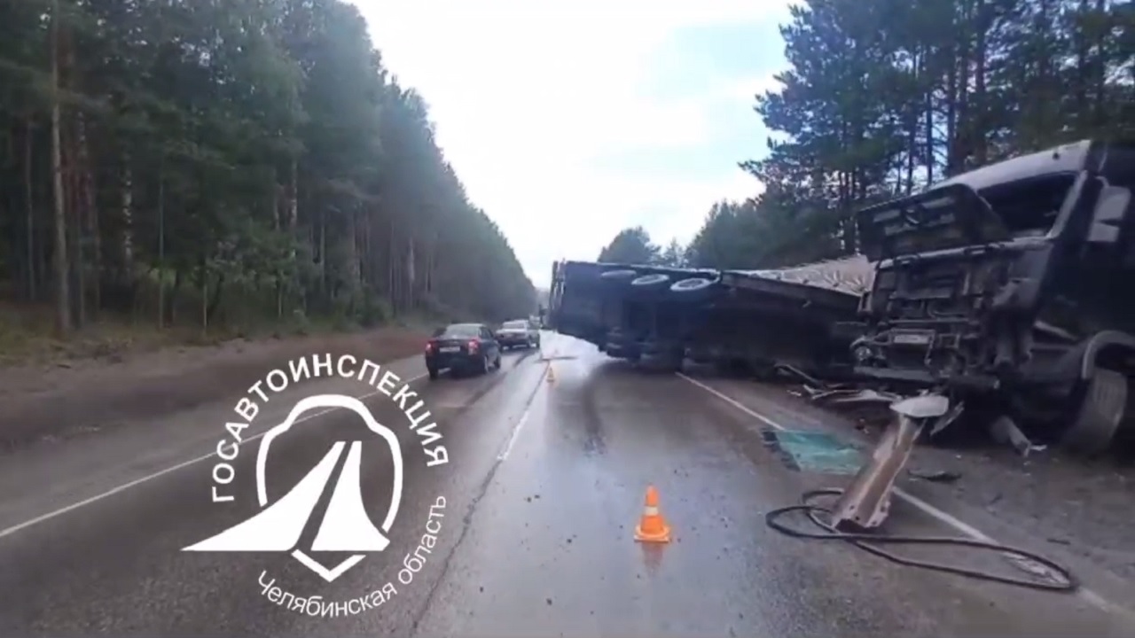 Фура перевернулась и перекрыла трассу М5 в Челябинской области ВИДЕО