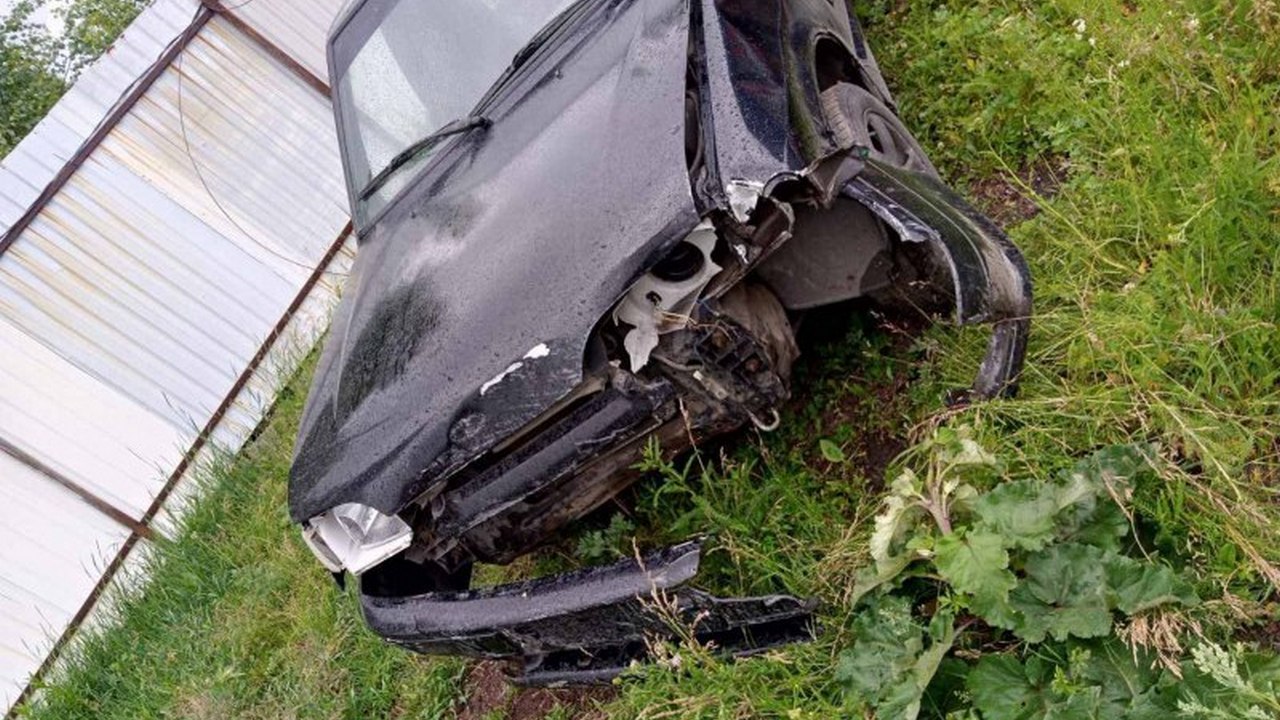 В Челябинской области пьяный мужчина врезался в столб на угнанном автомобиле