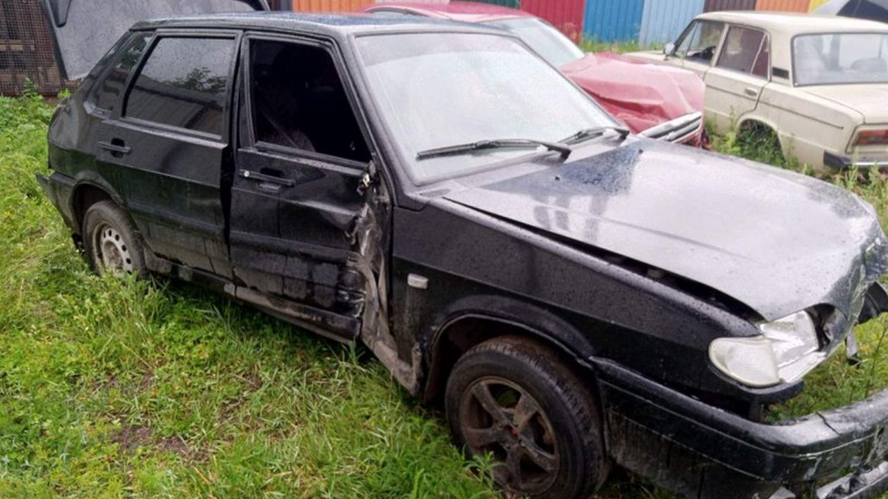 В Челябинской области пьяный мужчина врезался в столб на угнанном автомобиле