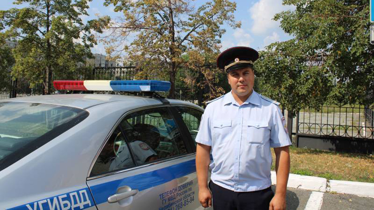 Полицейский предотвратил возгорание автомобиля после ДТП в Челябинске