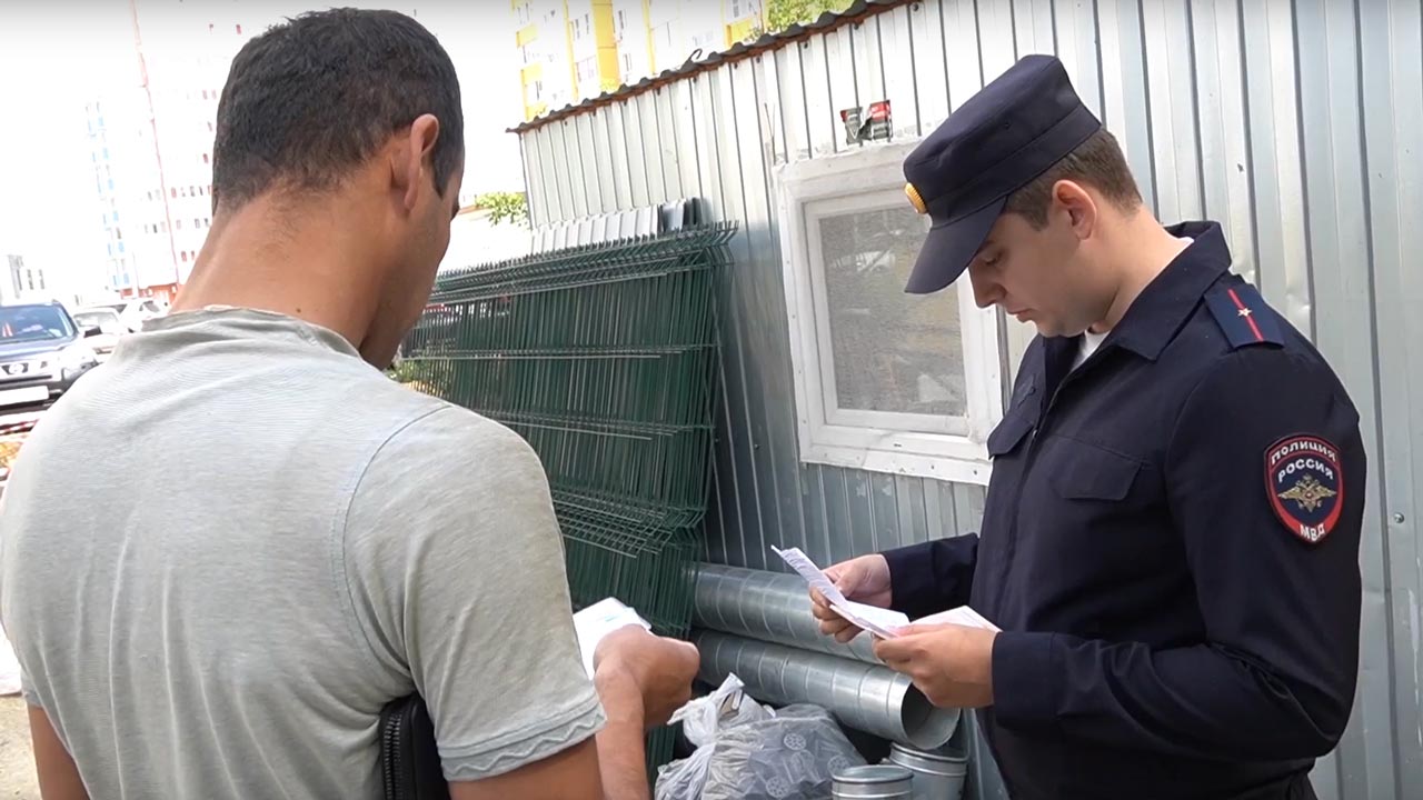 В Челябинской области завели 13 уголовных дел во время проверок мигрантов