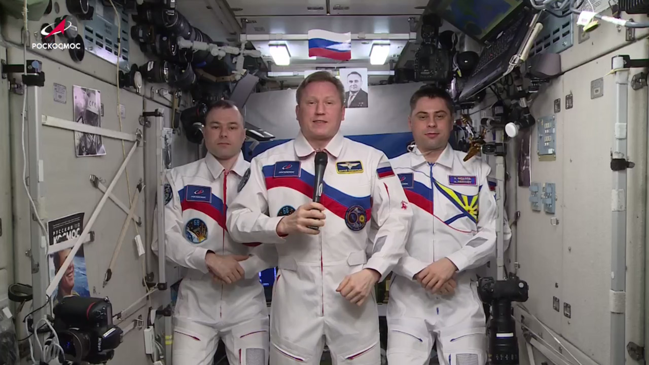 Уральские космонавты с орбиты МКС поздравили россиян с Днем флага