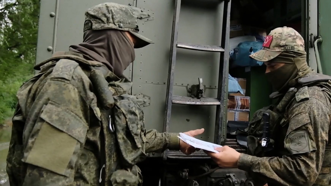 В Центральном военном округе показали, как доставляют письма в зону СВО