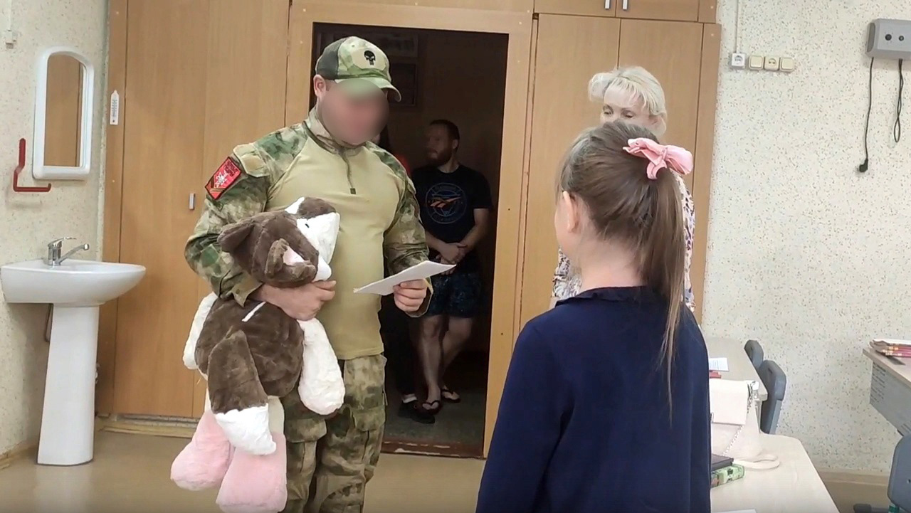 Боец СВО в Магнитогорске встретился со школьницей, которая написала ему письмо Боец СВО в Магнитогорске встретился со школьницей, которая написала ему письмо