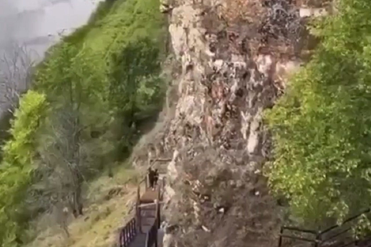 Новая экотропа на отвесном утесе появилась в Челябинской области ВИДЕО Новая экотропа на отвесном утесе появилась в Челябинской области ВИДЕО