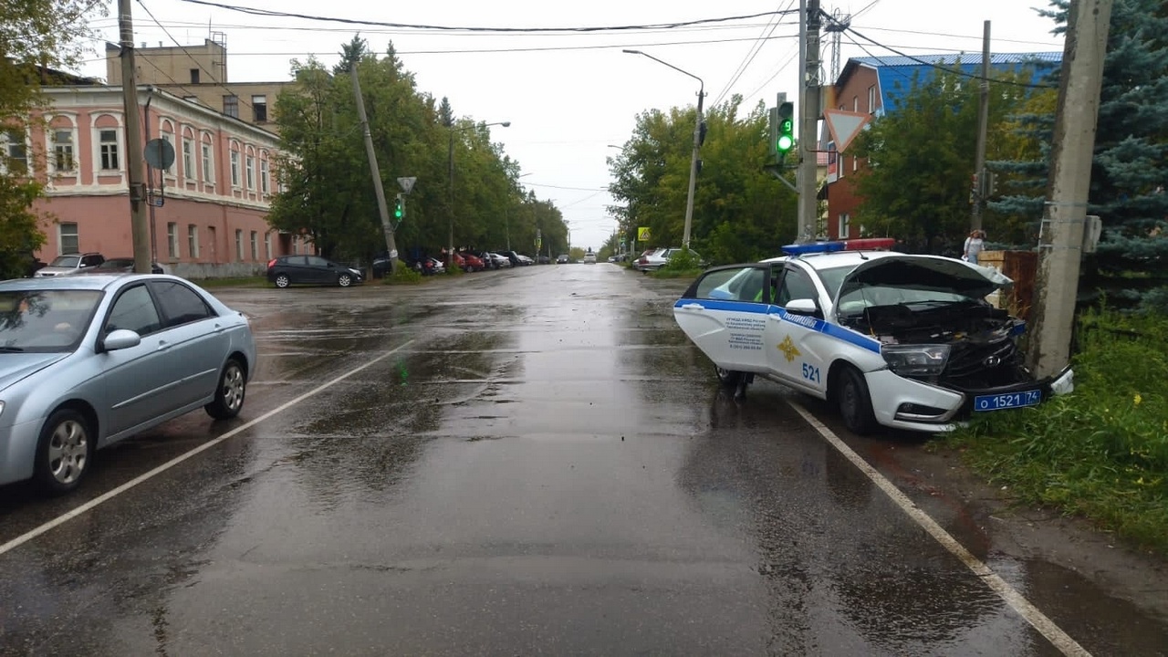 В Челябинской области автомобиль ГИБДД попал в ДТП и протаранил столб