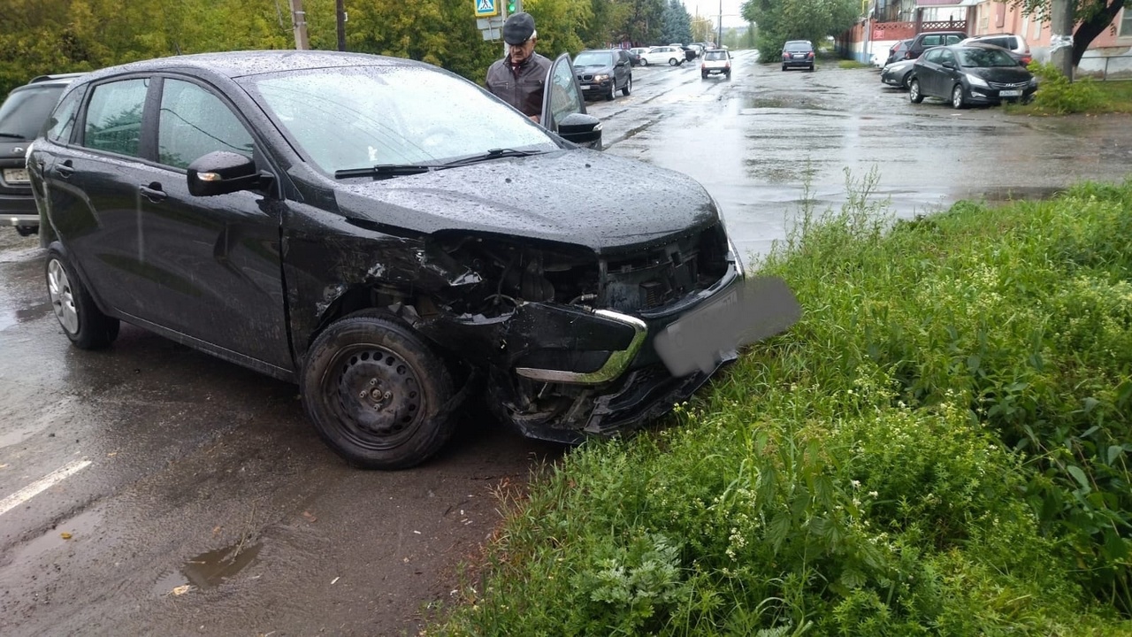 В Челябинской области автомобиль ГИБДД попал в ДТП и протаранил столб