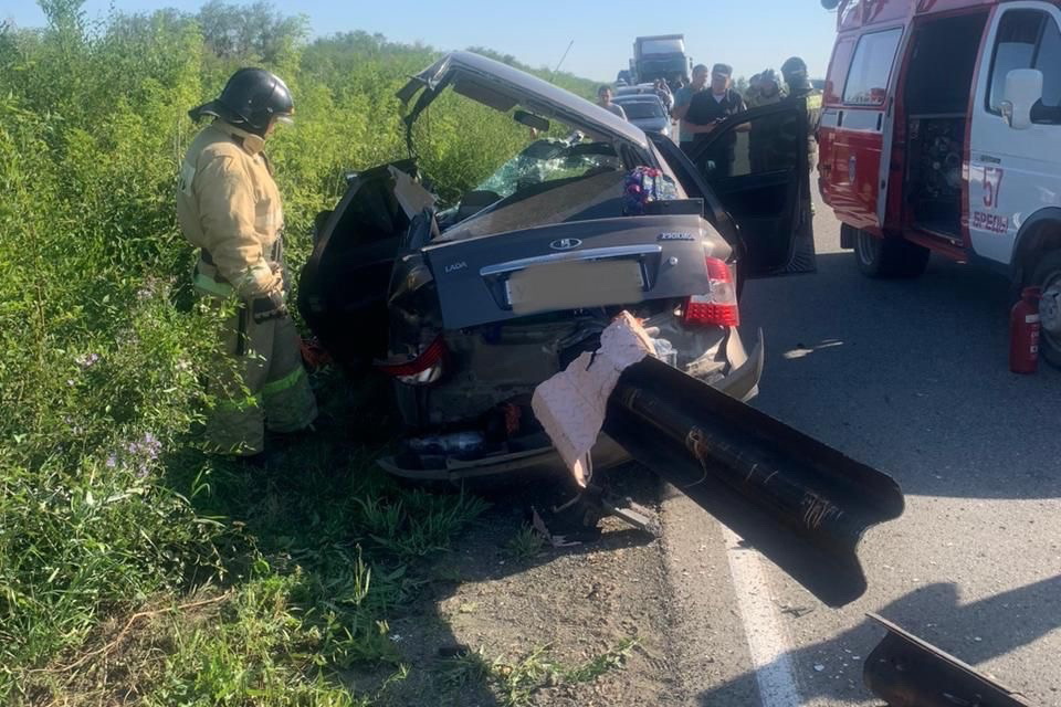 Металлический отбойник вошел в авто: женщина погибла в ДТП в Челябинской области 