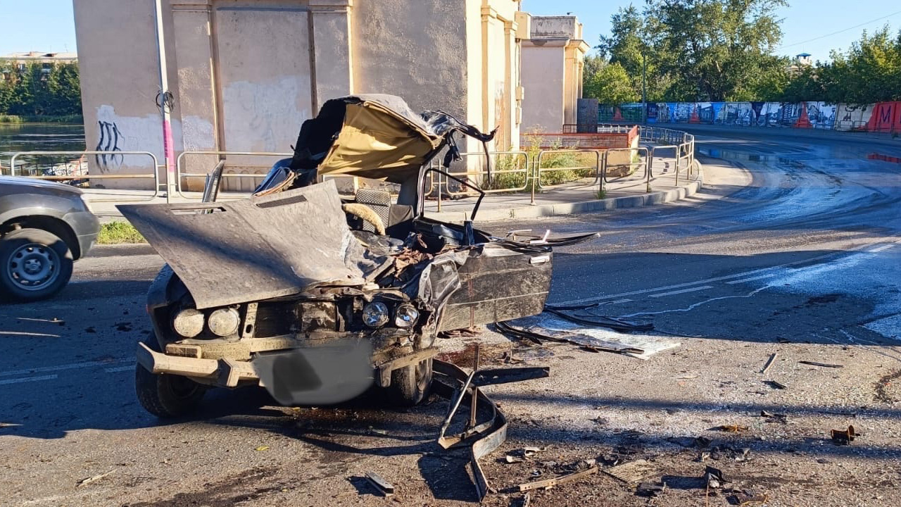 В Челябинской области ВАЗ с подростками врезался в две машины, есть погибший В Челябинской области ВАЗ с подростками врезался в две машины, есть погибший
