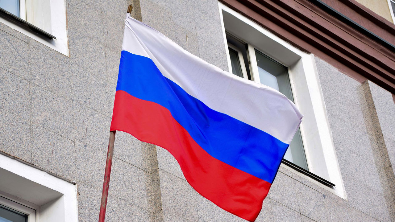 30-метровый российский флаг развернут в центре Челябинска