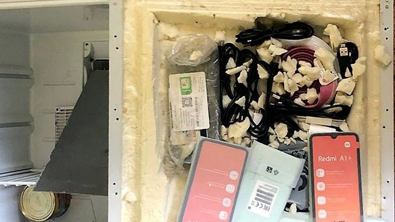 В СИЗО Челябинска пытались передать 15 мобильников, спрятанных в холодильнике
