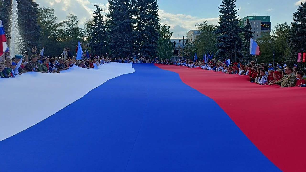 Огромный триколор в честь Дня флага пронесли по улицам Челябинска