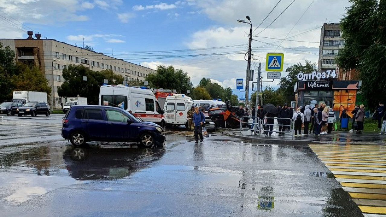 Каршеринговый автомобиль в Челябинске вылетел на остановку и перевернулся, есть пострадавшие