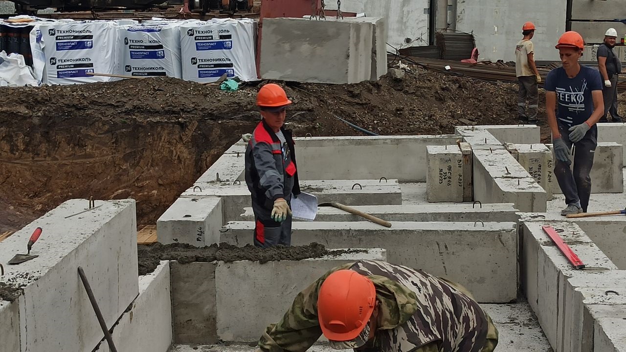 Возводит дома, школы и АЭС: строителя из Челябинской области наградили в Заксобрании