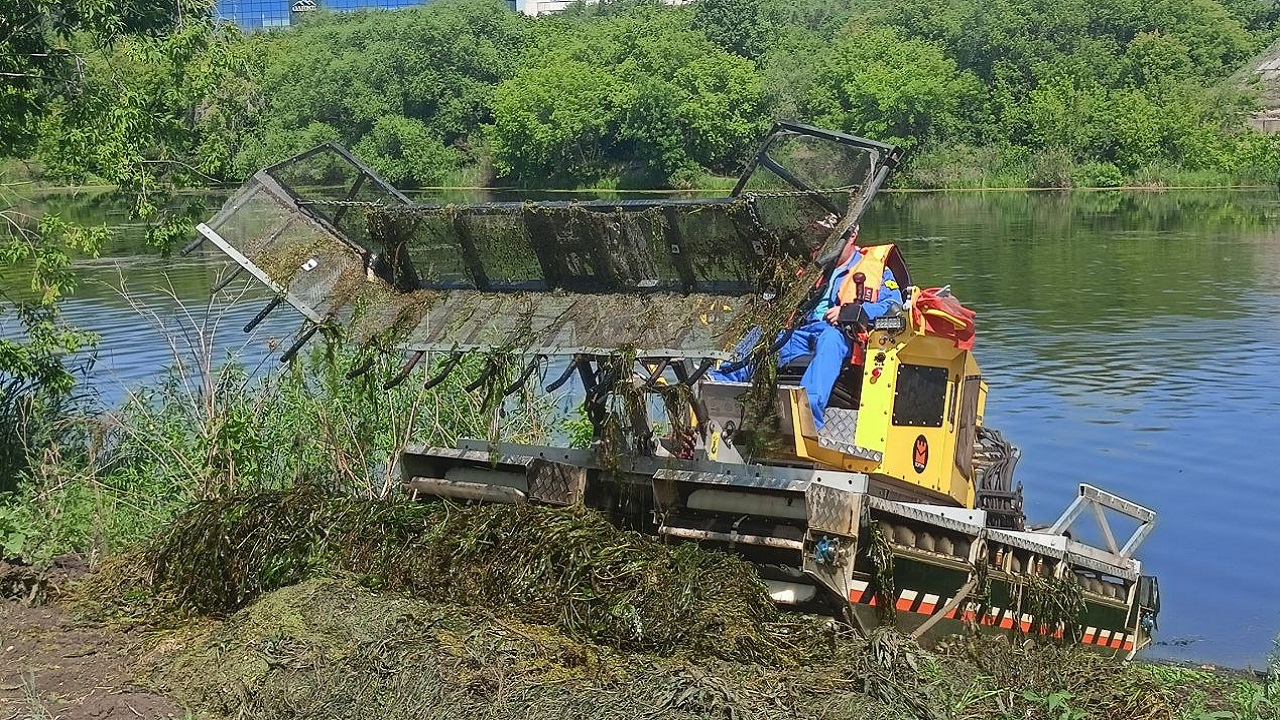 Для очистки реки Миасс в Челябинске задействовали дополнительную технику