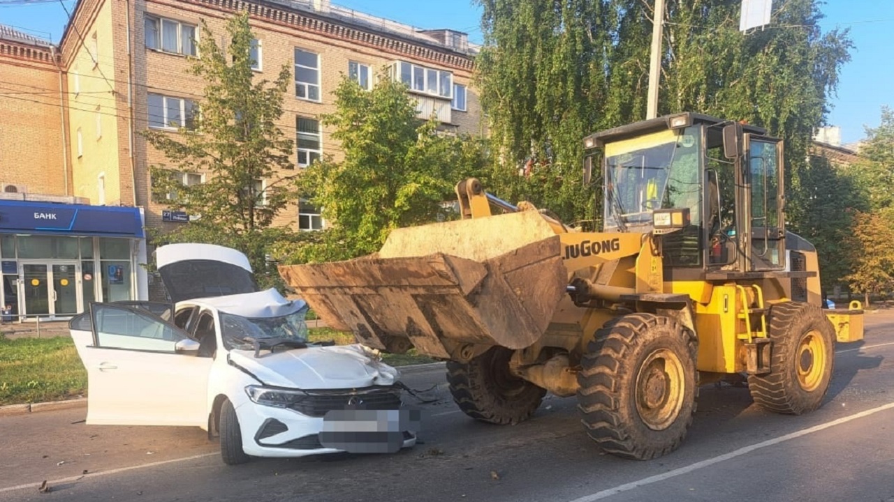 Легковой автомобиль врезался в погрузчик в Челябинской области Легковой автомобиль врезался в погрузчик в Челябинской области