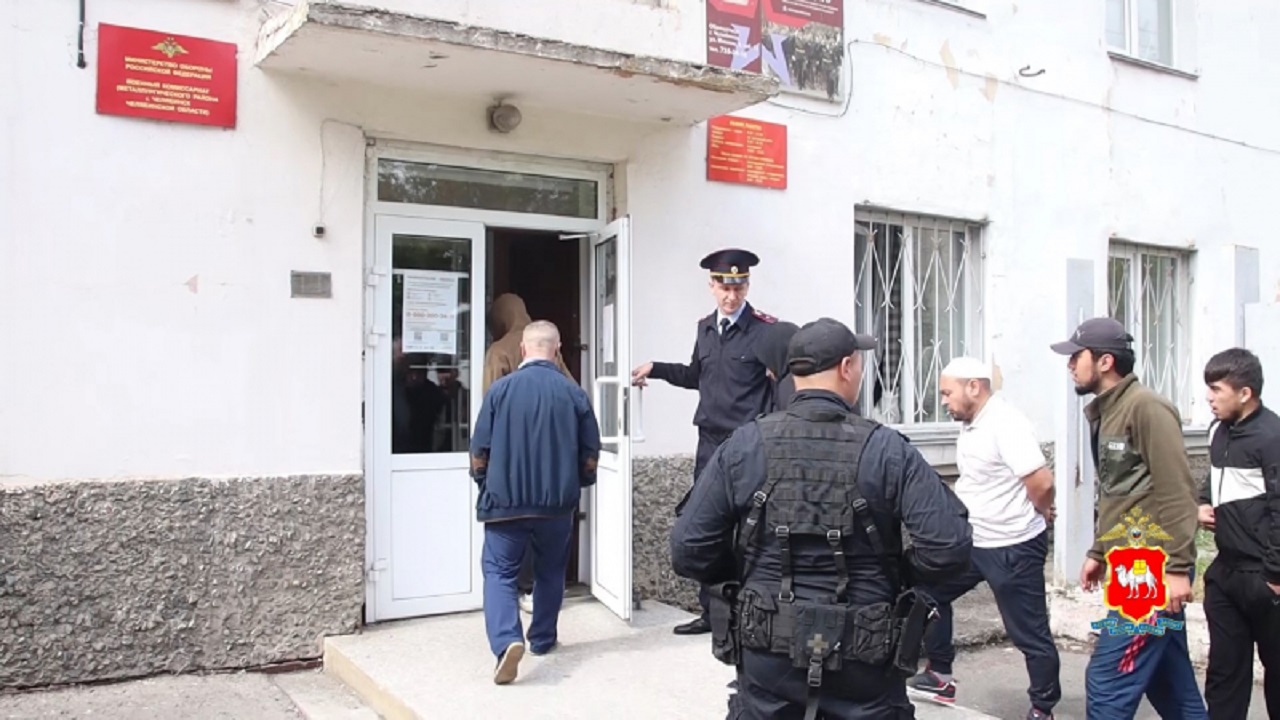 Нескольким десяткам мигрантов в Челябинске вручили повестки в военкоматы
