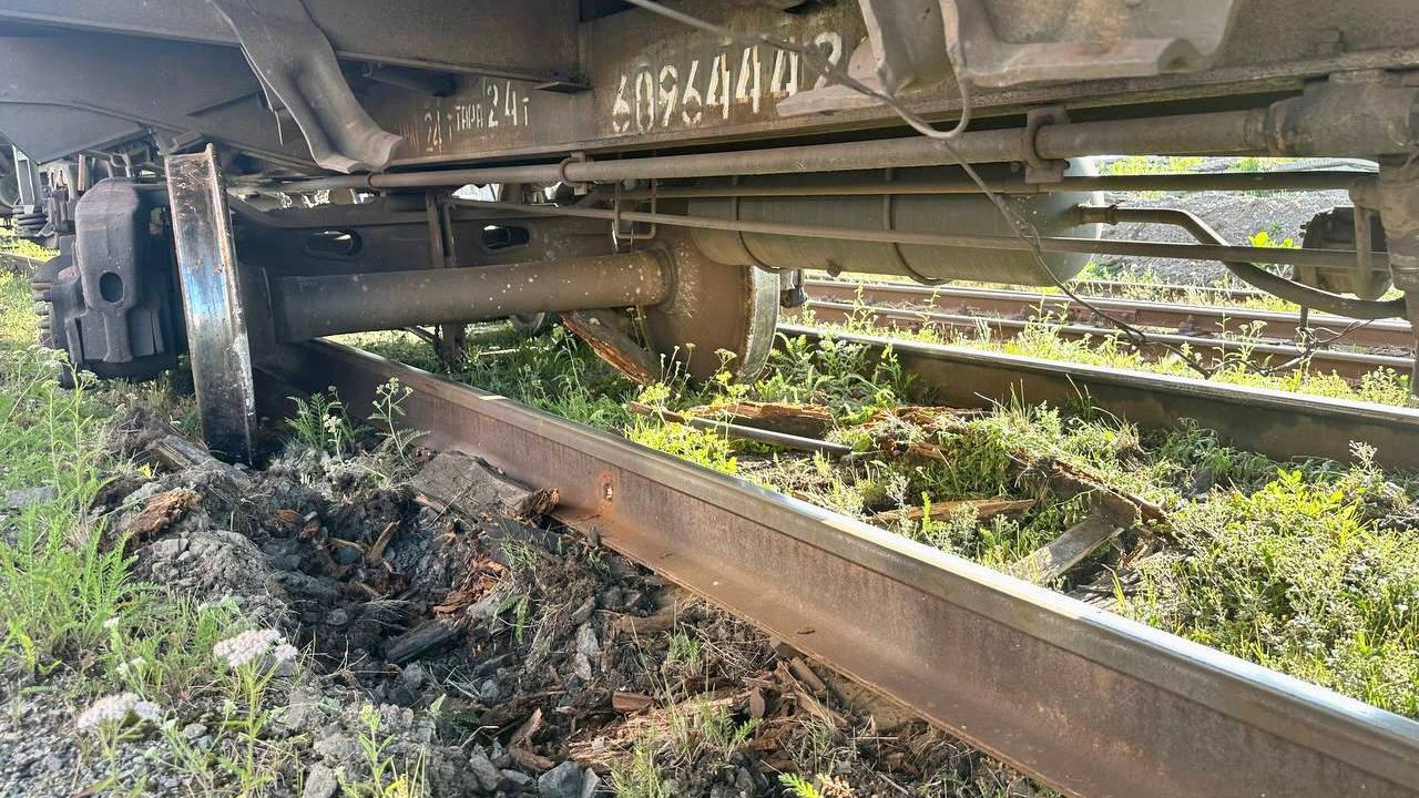 Два вагона с щебнем сошли с рельсов в Челябинске Два вагона с щебнем сошли с рельсов в Челябинске